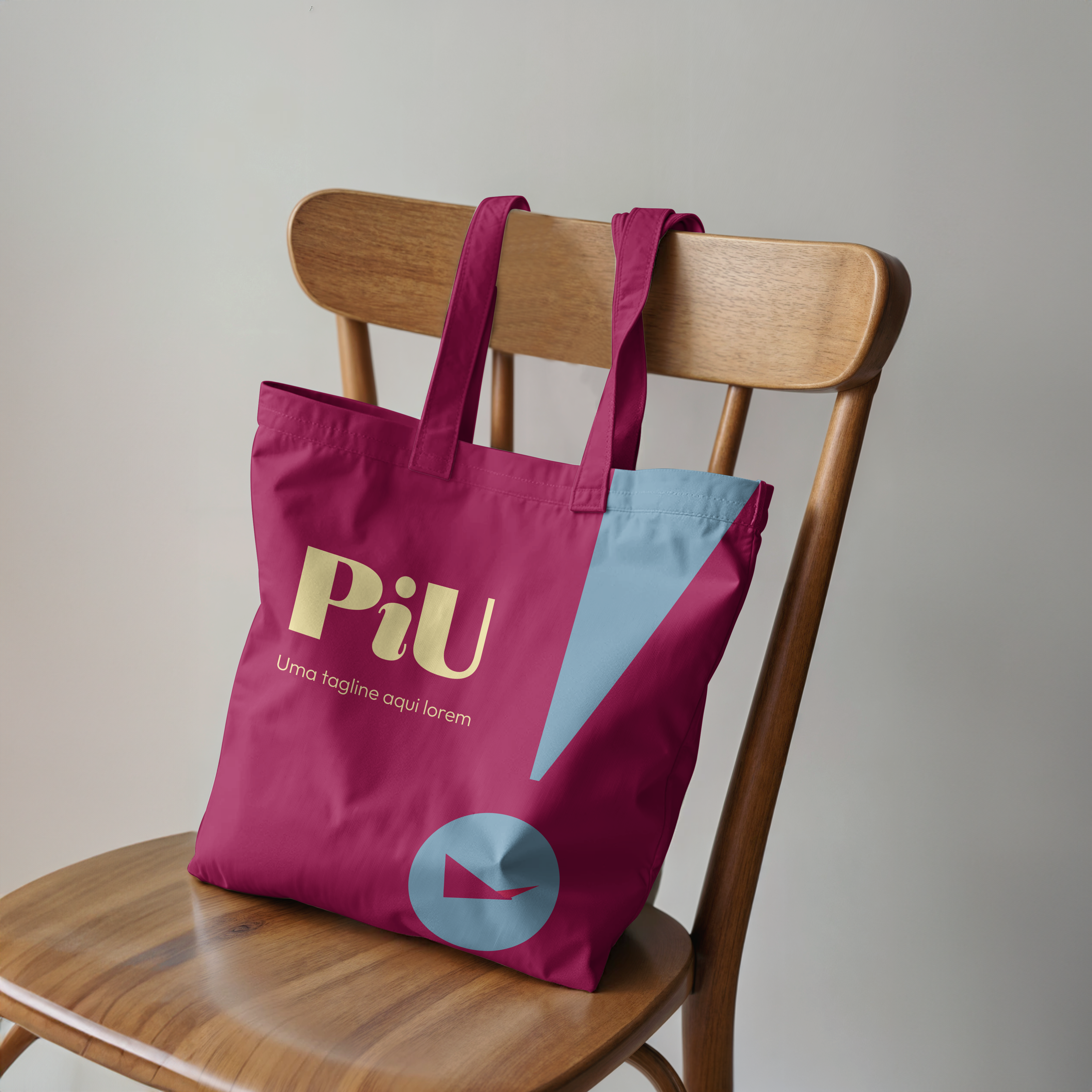 Ecobag PiU em cereja sobre cadeira de madeira